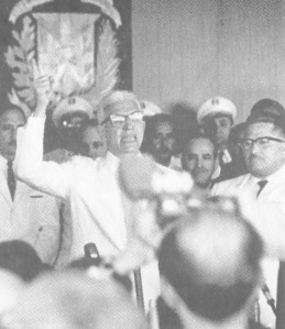 Aparecen en la foto, junto al presidente Juan Bosch, entre otros, Luis Amiama Tió, Antonio Imbert Barreras, Juan Casanovas Garrido, Presidente del Senado, y don José Figueres (Pepe), ex presidente de la República de Costa Rica.